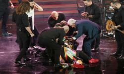 إصابة نجمة شهيرة بجلطة دماغية خلال حفل مباشر لها